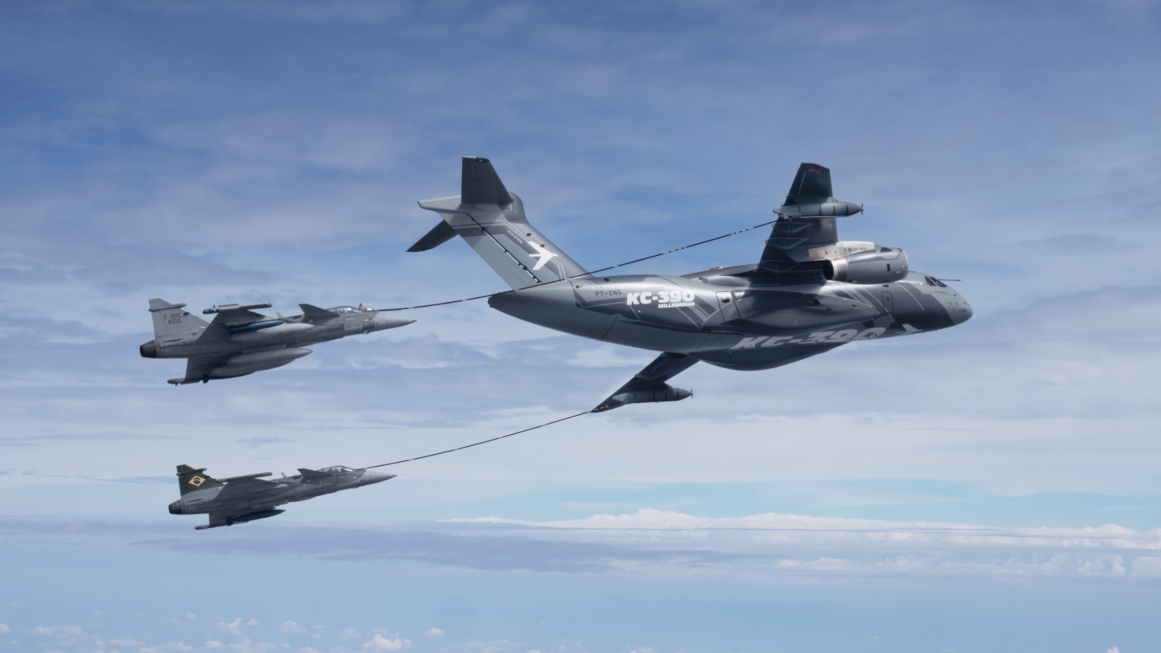 KC-390 Millennium ανεφοδιάζει δύο μαχητικά Gripen εν πτήσει